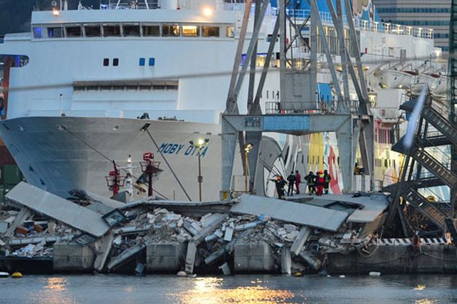 Un barco chocó un muelle en el puerto de Génova y hay al menos 7 muertos