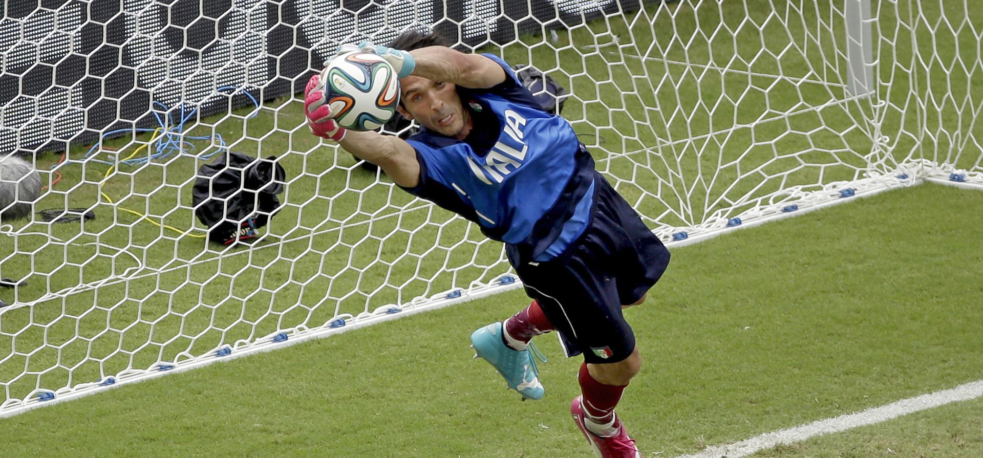 A los 45 años y después de una carrera que incluyó un título de la Copa del Mundo con Italia, una larga lista de trofeos con la Juventus y muchos años en los que fue considerado uno de los mejores porteros del fútbol, Gianluigi Buffon anunció su retiro el miércoles 2 de agosto de 2023. (Foto AP/Hassan Ammar, Archivo A los 45 años y después de una carrera que incluyó un título de la Copa del Mundo con Italia, una larga lista de trofeos con la Juventus y muchos años en los que fue considerado uno de los mejores porteros del fútbol, Gianluigi Buffon anunció su retiro el miércoles 2 de agosto de 2023. (Foto AP/Hassan Ammar, Archivo