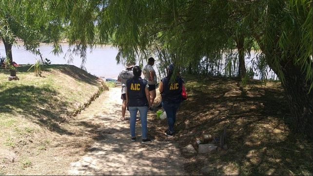 Familiares del joven pescador aguardaban en el lugar la noticia del hallazgo del cuerpo.