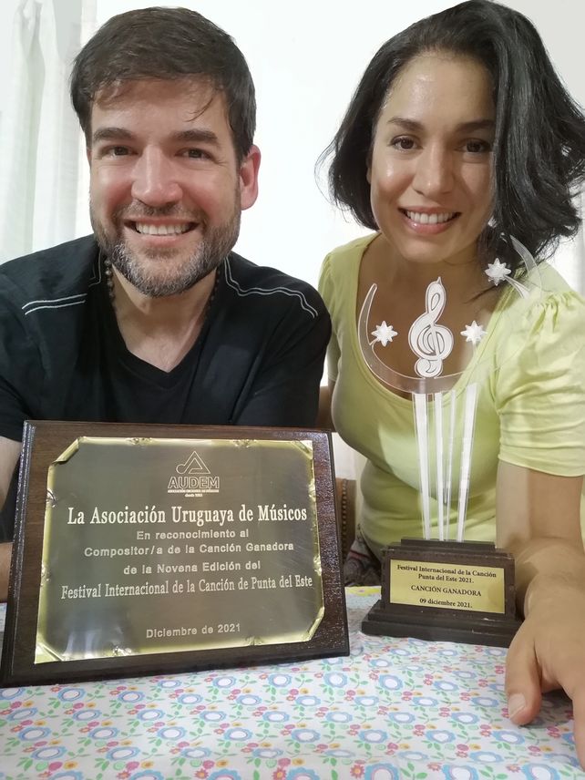 Germán Becker y Verónica Marchetti con la placa y el premio del festival realizado en el balneario uruguayo.