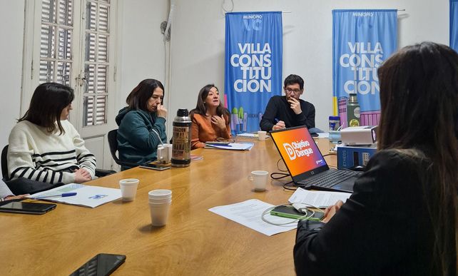 Funcionarios municipales y especialistas de diversas áreas se reunieron para coordinar acciones en la lucha contra el dengue en Villa Constitución.