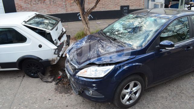 Accidente en Bº Candioti Norte: chocó dos autos estacionados sobre calle Belgrano