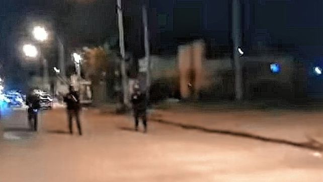 La policía quiso recuperar caballo robado y vecinos los sacaron a tiros y piedrazos