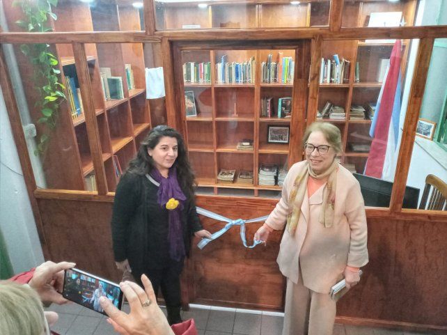 La presidenta Maricel Sauan y la bibliotecaria Celia Portaneri cortan las cintas dejando inaugurada la nueva biblioteca popular.
