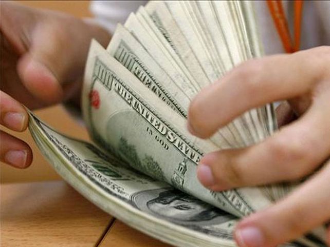 Venta récord del dólar ahorro y cotización en baja del blue