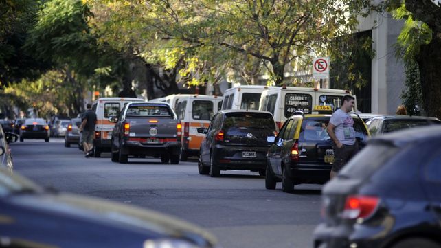 Para evadir un control, un transportista escolar dejó a 15 chicos solos en un local de comida rápida