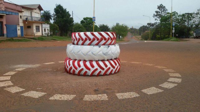 Insólito: inauguran una rotonda de tres gomas