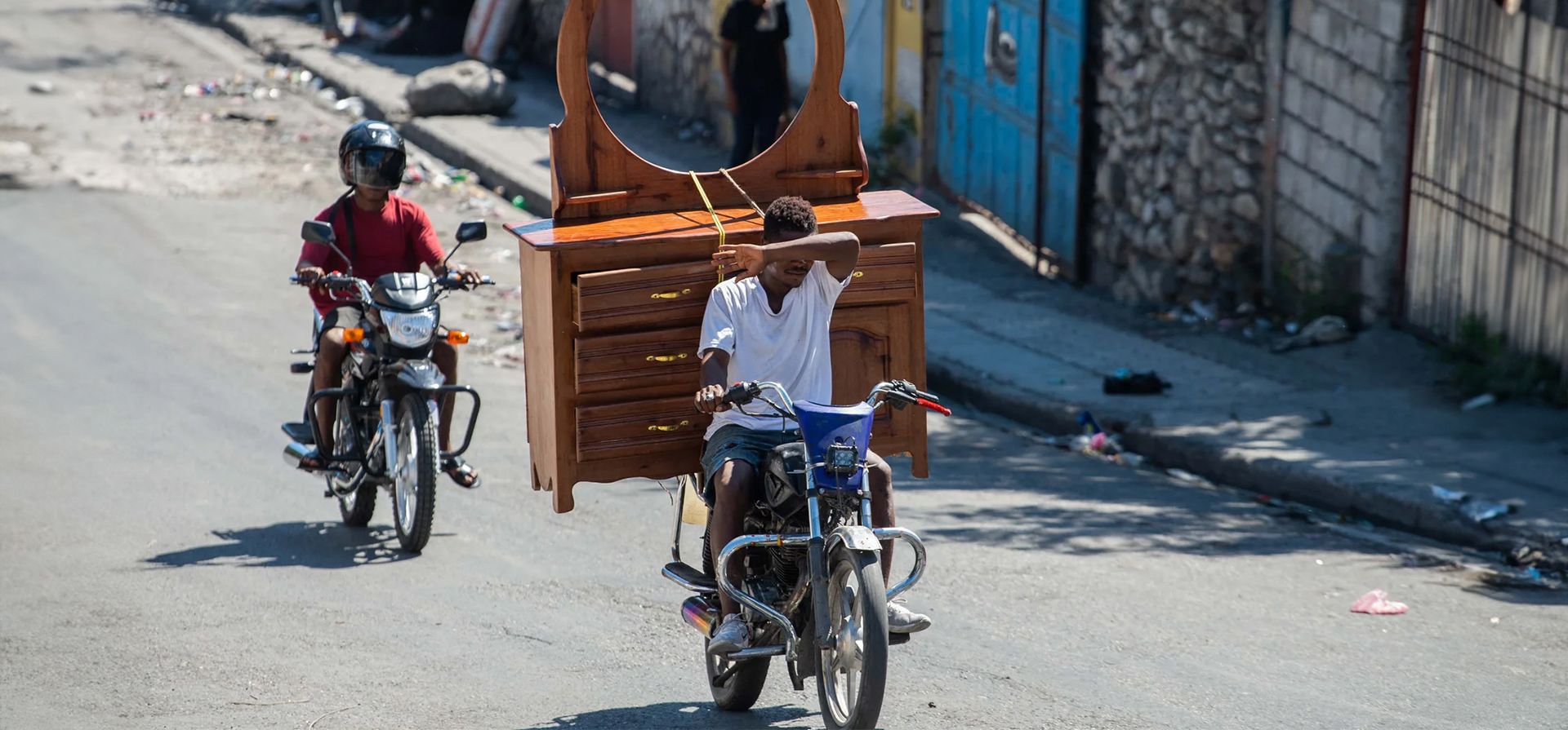 Un motociclista transporta un mueble por las calles de Puerto Príncipe, Haití. Fotografía: Clarens Siffroy/AFP/Getty Images Un motociclista transporta un mueble por las calles de Puerto Príncipe, Haití. Fotografía: Clarens Siffroy/AFP/Getty Images