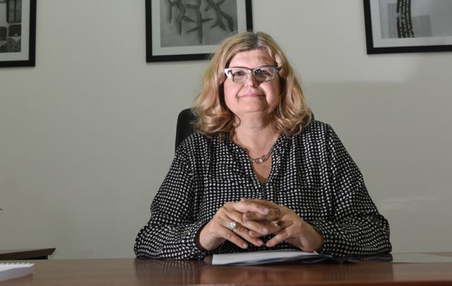 La funcionaria confirmó que mañana encabezará una reunión con los padres del Normal 2 para transmitir el plan de refuncionalización del edificio. (Marcelo Bustamante / La Capital)