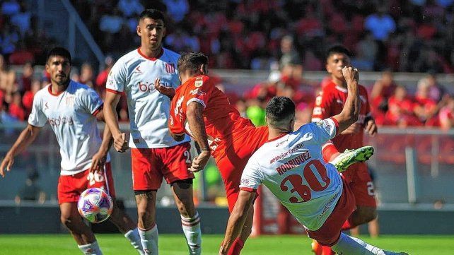 Independiente perdió como local ante Estudiantes por 2-1 y suma nueve partidos sin ganar.