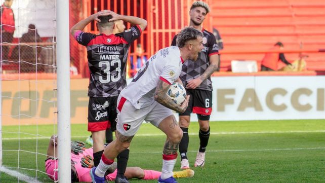 El Colo Ramírez agarra la pelota y lo grita con todo. Para su fortuna y de Newells