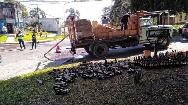 Paraná: volcó un camión que transportaba botellas de vino&nbsp;