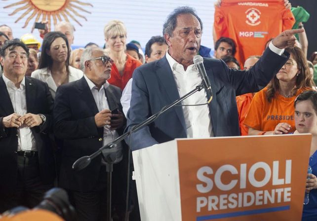 Scioli dijo que el domingo se elige entre un creído de barrio Parque y un trabajador nacido en Villa Crespo