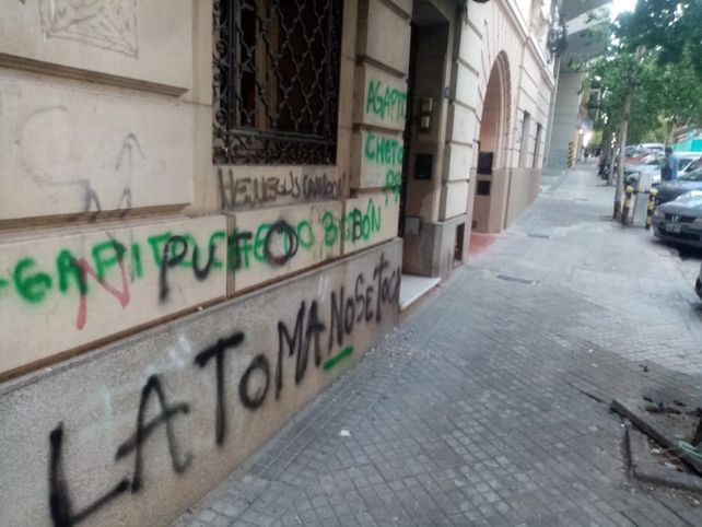 PIntadas contra el edil Agapito Blanco.