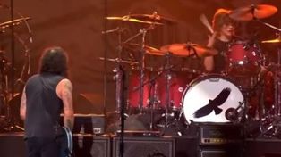 Dave Grohl mira a Oliver Hawkins, quien toca la batería que solía utilizar su padre Taylor en Foo Fighters.