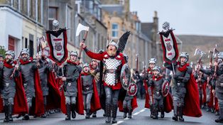 Lynden Nicolson, el Jarl Guizer del Escuadrón Jarl, encabeza el desfile por Lerwick, en las Islas Shetland, durante el festival Up Helly Aa, el martes 27 de enero de 2026. (Jane Barlow/PA vía AP)