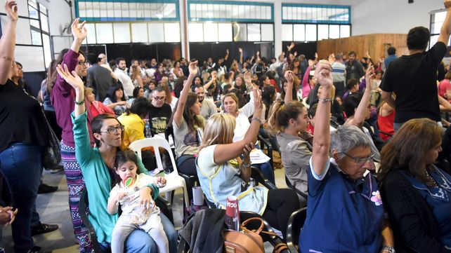 Los docentes votan hoy y mañana si aceptan o no la oferta salarial del gobierno.&nbsp;