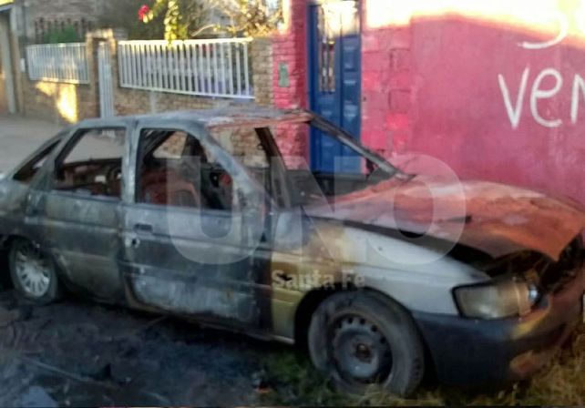 Un nuevo auto quemado durante la madrugada en la ciudad
