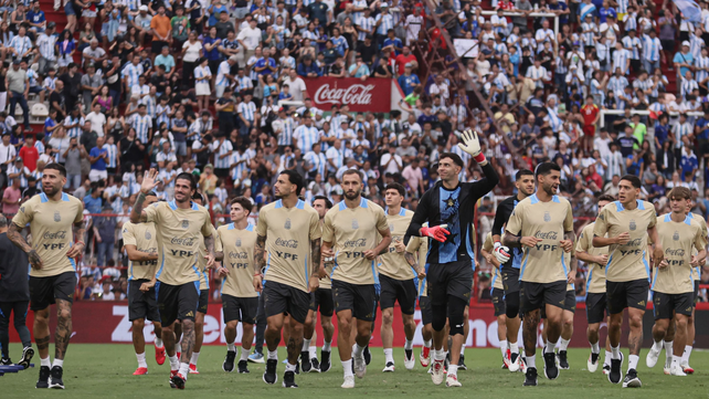 La selección argentina trota antes del amistoso. Los que jugaron de titular contra Uruguay no formaron parte del mismo.
