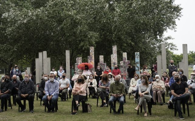 Memoria, verdad y justicia: un árbol por Juane Basso, símbolo de la lucha persistente