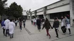 Las clases en las escuelas. En las públicas sería normal.
