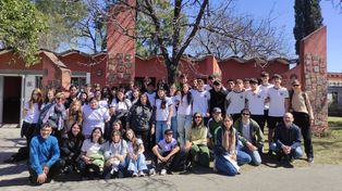 El contingente de alumnos de tercer año de la Escuela Secundaria Juan Bautista Alberdi, también estuvo conformado por docentes y madres, entre otros.