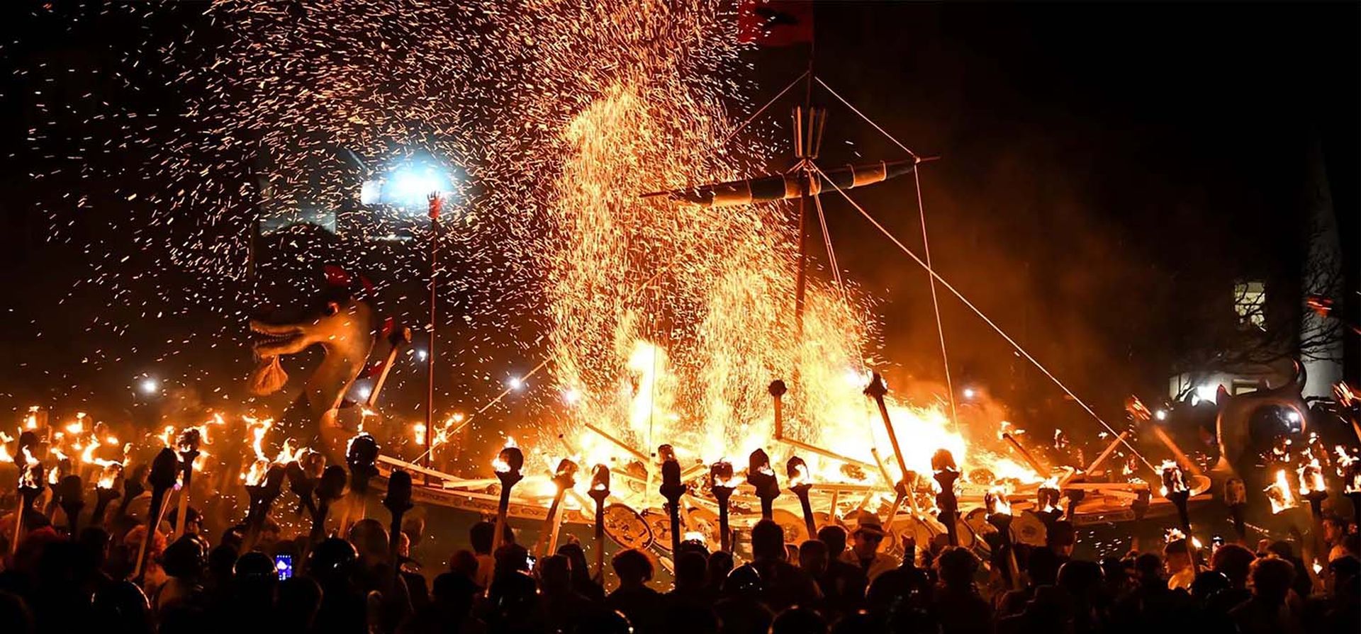 Miembros del Escuadrón Up Helly Aa Jarl prendieron fuego a un barco durante un desfile por las calles de Lerwick. El festival celebra la influencia de los vikingos escandinavos, Shetland, Escocia. Fotografía: Andy Buchanan/AFP/Getty Images Miembros del Escuadrón Up Helly Aa Jarl prendieron fuego a un barco durante un desfile por las calles de Lerwick. El festival celebra la influencia de los vikingos escandinavos, Shetland, Escocia. Fotografía: Andy Buchanan/AFP/Getty Images