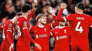 Liverpool batió a Luton Town y se afirma como líder en la Premier League