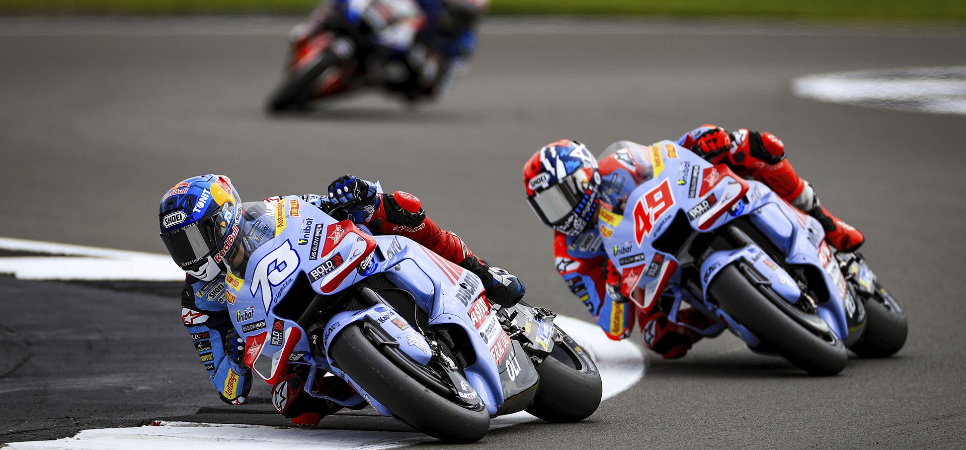 Alex Márquez de Gresini Racing seguido por su compañero de equipo Fabio Di Giannantonio durante la práctica libre uno antes del Gran Premio de Gran Bretaña 2023 en Silverstone, Inglaterra, el viernes 4 de agosto de 2023. (Bradley Collyer/PA vía AP) Alex Márquez de Gresini Racing seguido por su compañero de equipo Fabio Di Giannantonio durante la práctica libre uno antes del Gran Premio de Gran Bretaña 2023 en Silverstone, Inglaterra, el viernes 4 de agosto de 2023. (Bradley Collyer/PA vía AP)
