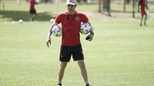 Piensa la jugada. Mauricio Larriera está en plena etapa formativa del equipo.