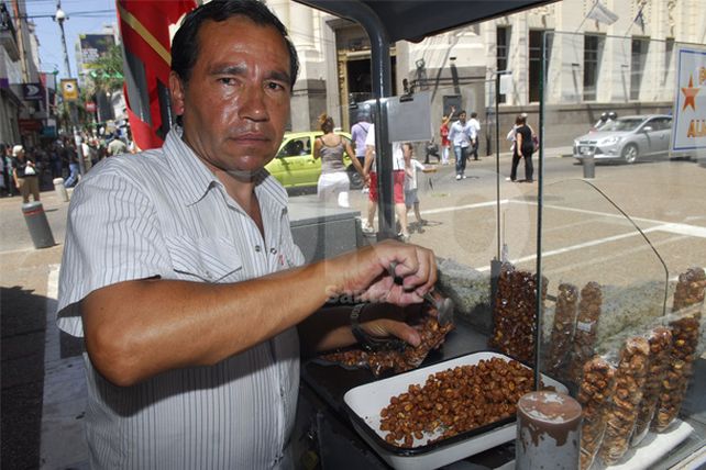 Los laburantes que desafían el intenso calor en la ciudad