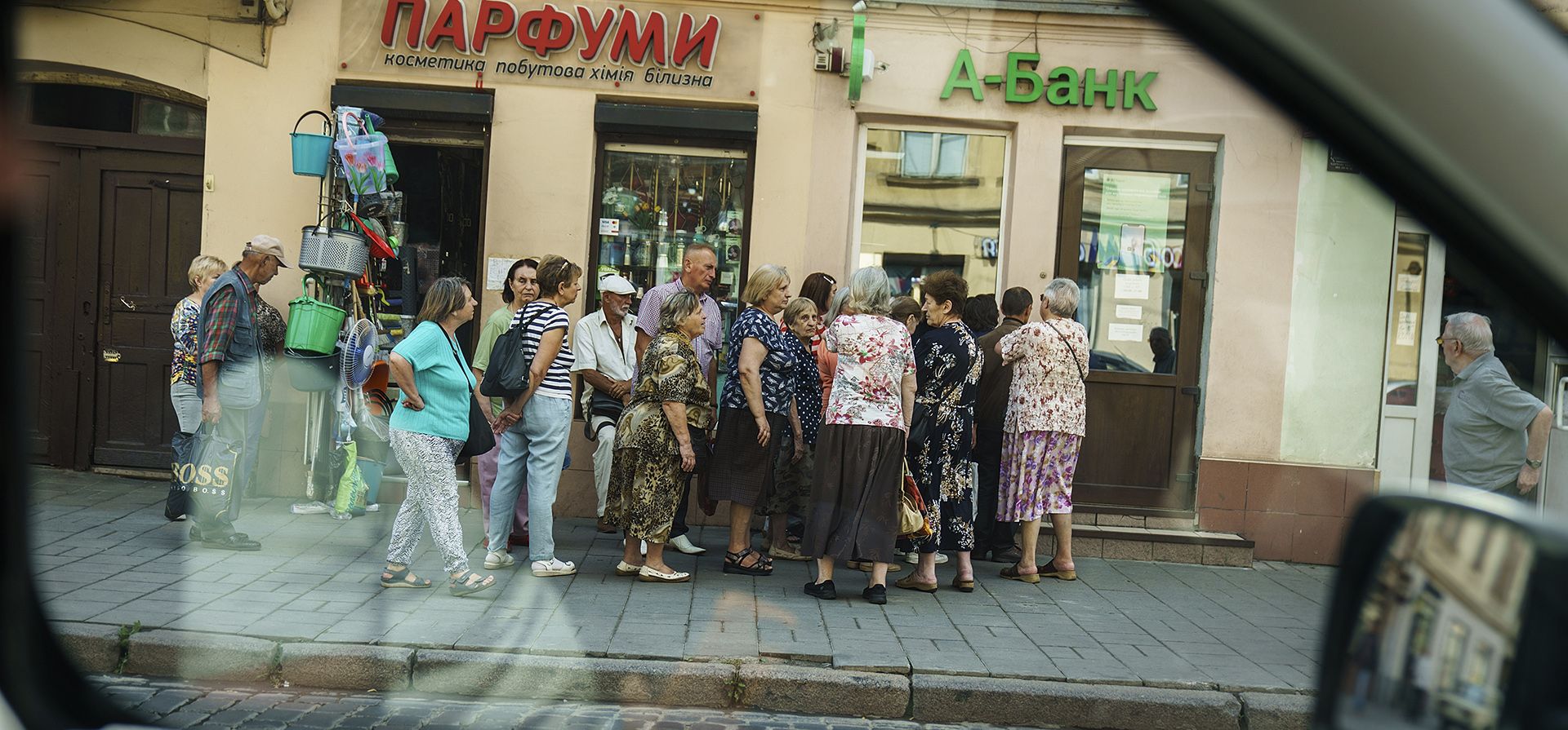 La gente hace fila afuera de un banco en Lviv, Ucrania, el miércoles 27 de julio de 2022.