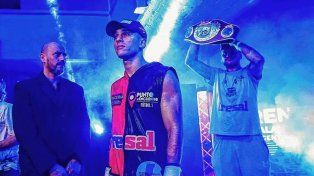 El santafesino Alan Crenz junto a su padre que exhibe el cinturón ganado en la FAB.