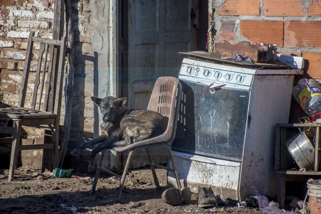 En calle Don Segundo Sombra al final, once familias viven con riesgo de caer al vacío