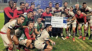 Los jugadores de Colón festejaron el pasaporte a la siguiente instancia.