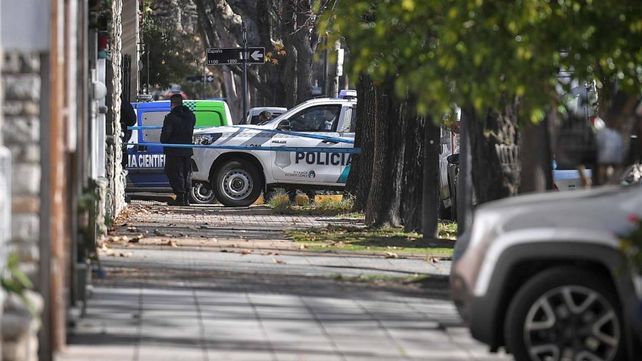 El frente de la casa donde se consumó el doble crimen del abogado y su esposa.