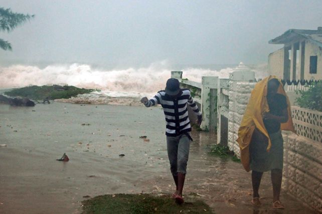 El huracán Sandy tocó tierra en el sureste de Jamaica y amenaza al Caribe