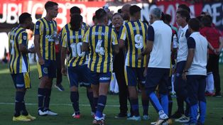 Russo y sus dirigidos dialogan en medio del clásico del pasado domingo, en el que el canalla logró un empate.