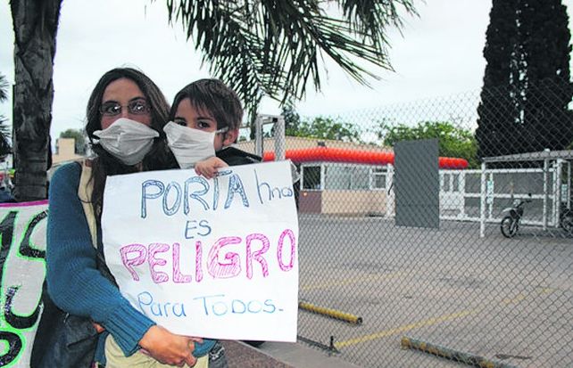 porta hermanos. Los vecinos del barrio Inaudi protestan contra la planta.
