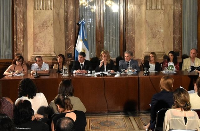 senado nacional. Los legisladores escucharon a los expositores y firmaron un dictamen para el proyecto de ley.