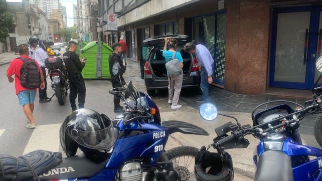 El conductor de un Honda Fit gris oscuro perdió el control del rodado y chocó contra el edificio del Senasa.&nbsp;