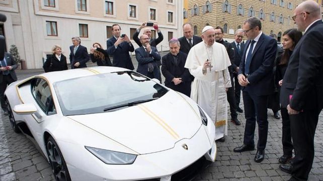 Le regalaron al Papa Francisco un Lamborghini y lo subastó para caridad