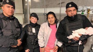 Los policías de la PAT junto a la beba y su mamá.&nbsp;