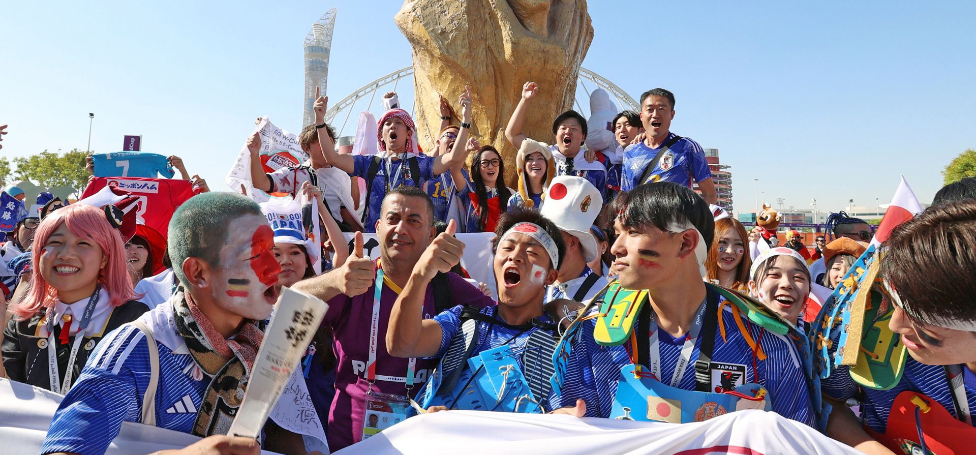Aficionados de Japón animan antes del partido de fútbol del grupo E de la Copa del Mundo entre Alemania y Japón, en Doha, Qatar, el 23 de noviembre de 2022. EFE / EPA