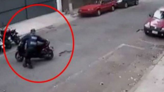 Un policía movió una moto para dejarla en infracción y que sea trasladada al corralón
