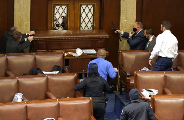 Incidentes con heridos en el Capitolio hicieron que el Congreso suspenda la certificación del triunfo de Biden