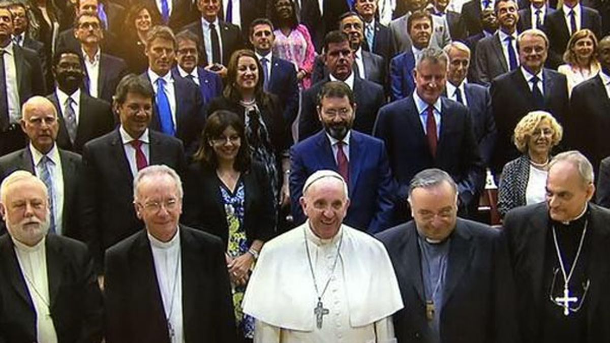 Fein suscribió un histórico compromiso de la Iglesia con alcaldes del mundo