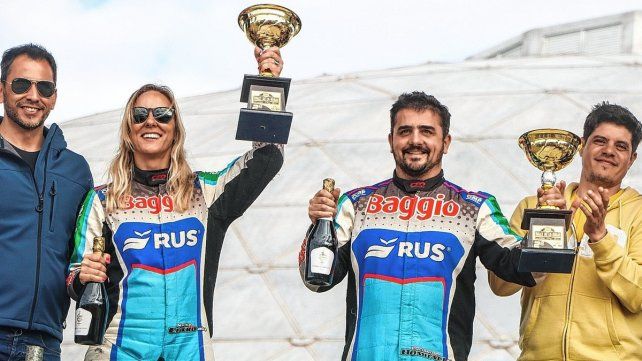 La celebración de Nadia Cutro y su navegante Luciano Bombaci tras su buen paso por La Rioja.