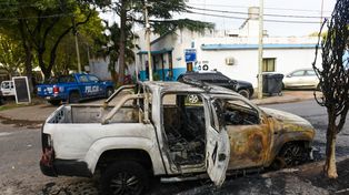 La camioneta policial incendiada frente a la seccional 15ª. Fue poco antes de las 3 de este miércoles.&nbsp;