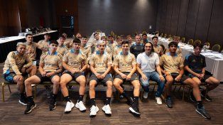 Los jugadores de Argentina junto a Sorín.
